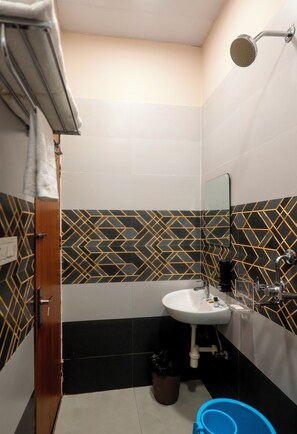 أحواض استحمام وحجيرات دش منفصلة، مستلزمات مجانية للعناية الشخصية