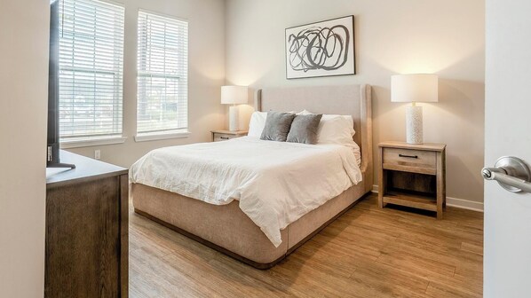 Työpöytä, silitysrauta/-lauta, Wi-Fi, vuodevaatteet