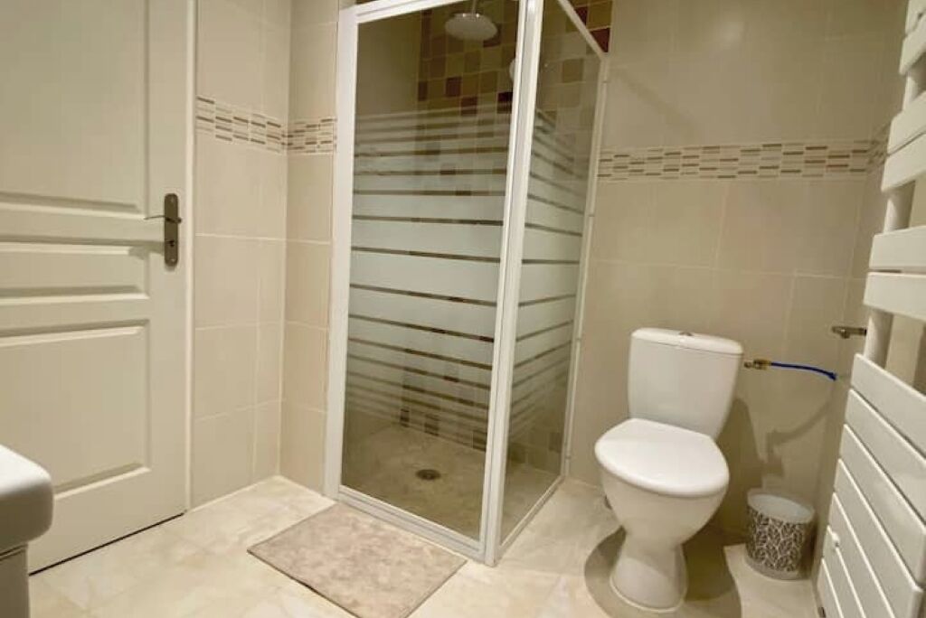 Een douche, een haardroger, handdoeken, zeep