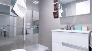 Douche, séchoir à cheveux, serviettes fournies, savon