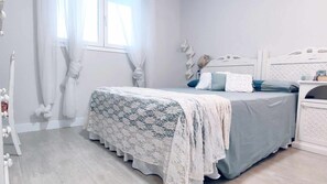 Tabla de planchar con plancha, wifi y ropa de cama 