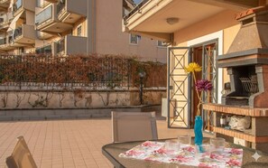 Apartment, 3 Schlafzimmer, Raucher, Gartenblick | Speisen im Freien