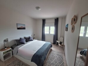 3 chambres, fer et planche à repasser, Wi-Fi, draps fournis