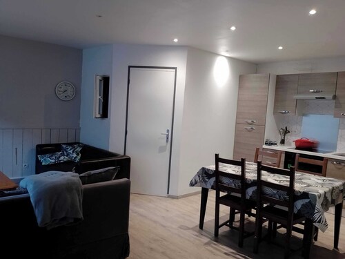 Appartement centre bourg Montreuil sur ille.300m Canal d Ille et Rance. SNCF .