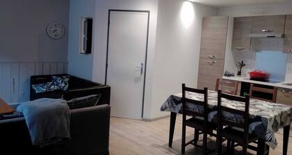 Appartement centre bourg Montreuil sur ille.300m Canal d Ille et Rance. SNCF .