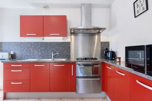 Jääkaappi, mikroaaltouuni, uuni, liesi