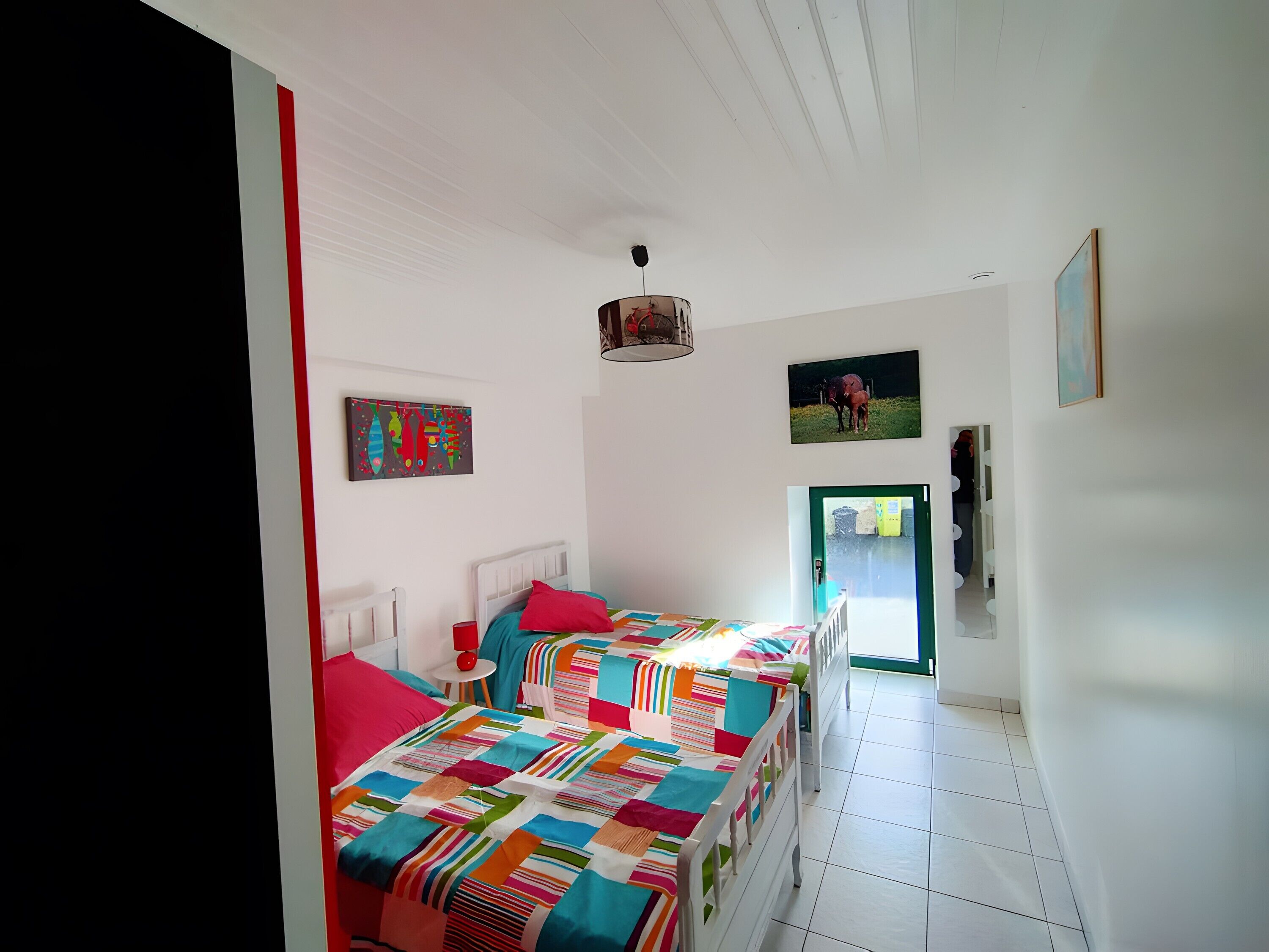 Een strijkplank/strijkijzer, wifi, beddengoed