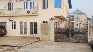 Mặt tiền nơi lưu trú