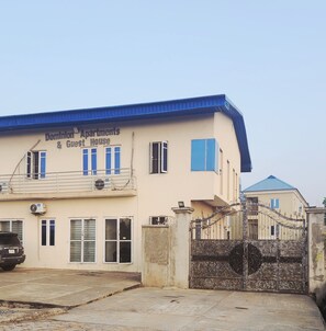 Vista frontal de la propiedad