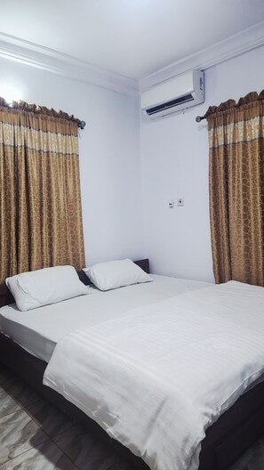 Superior Apartment | Laptop workspace