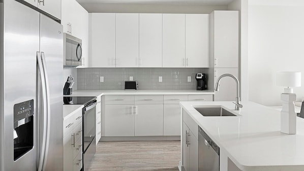 Réfrigérateur, tables à manger