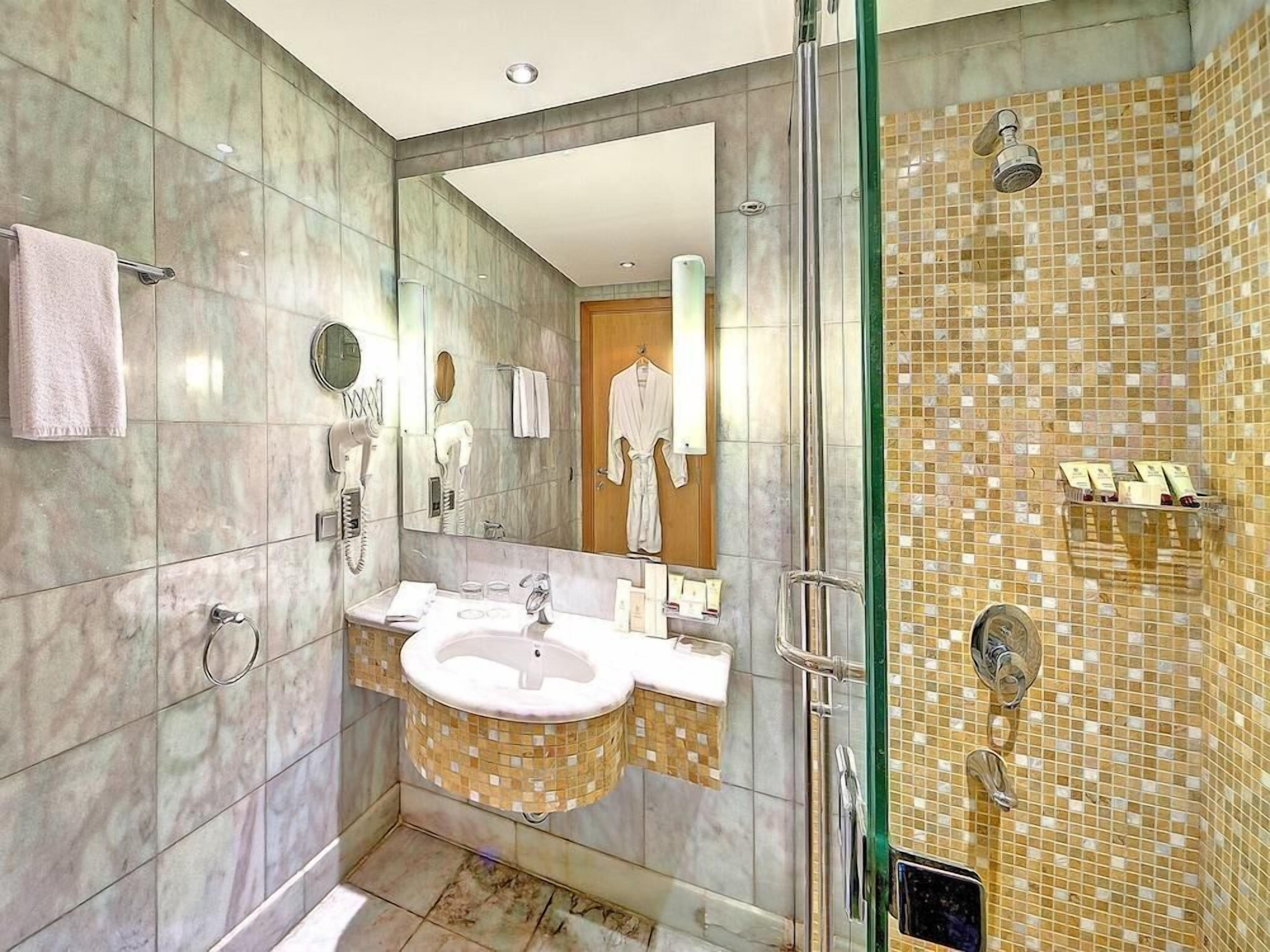 Twin Room | Bilik Mandi | Pancuran mandi, kelengkapan dandanan diri percuma, pengering rambut 