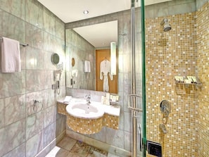 Twin Room | Bathroom | Shower, free toiletries, hair dryer, towels