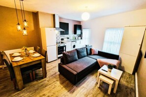 Smart TV - Lodginet Stays - County View | 1BR Flat 4 (Liverpool)