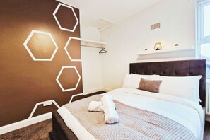 Iron/ironing board, free WiFi, bed sheets - Lodginet Stays - County View | 1BR Flat 4 (Liverpool)