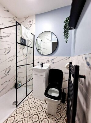 Shower, hair dryer, towels, soap - Lodginet Stays - County View | 1BR Flat 4 (Liverpool)