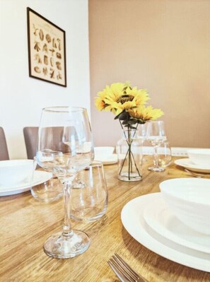 Dining - Lodginet Stays - County View | 1BR Flat 4 (Liverpool)