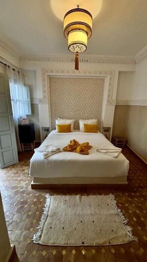 Caja de seguridad en la habitación y escritorio 