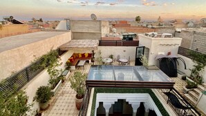 شرفة على السطح