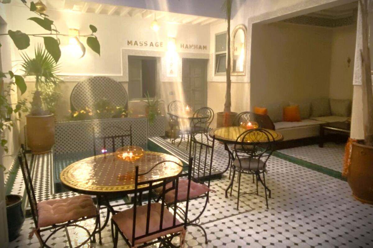Maison familiale, 5 chambres, entretien ménager, vue sur la montagne | Restaurant