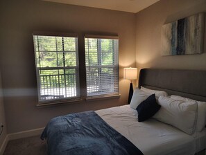 Desk, iron/ironing board, WiFi, bed sheets