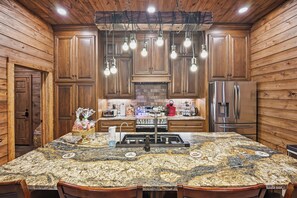 Kylskåp, mikrovågsugn, ugn och spishäll