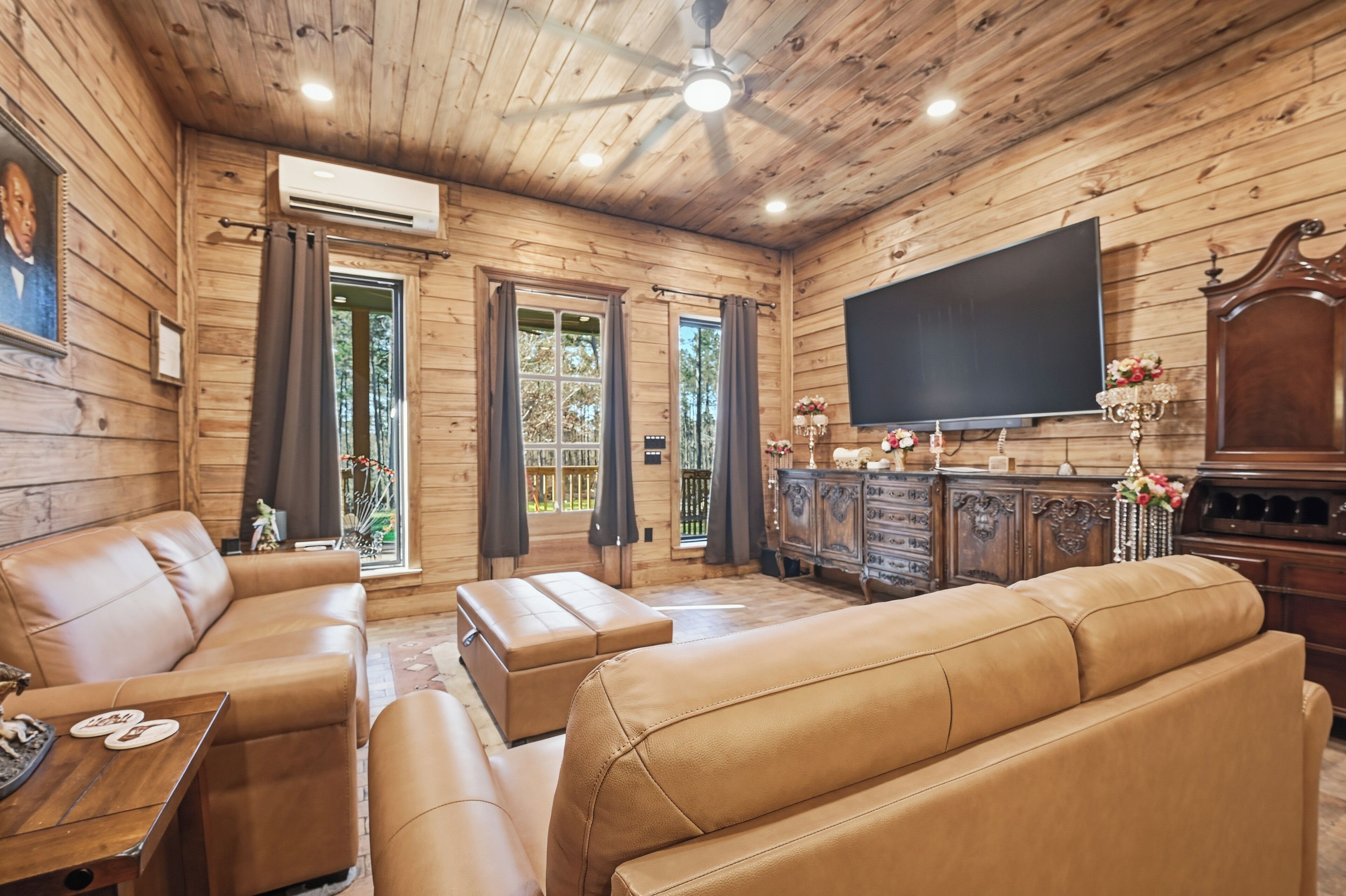 Een smart-tv, een stereo, een computerscherm en een printer