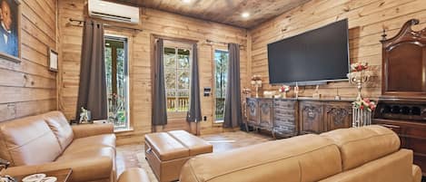 Een smart-tv, een stereo, een computerscherm en een printer