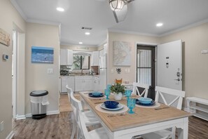 Dining - Beautiful Condo-Pool Hot Tub Tennis Walk to Beach! (Hilton Head Island)