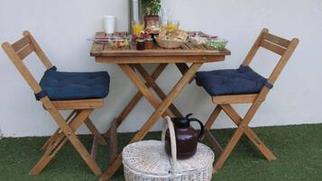 Daily cooked-to-order breakfast (EUR 12 per person)