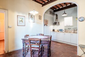 Dining - Atelier Lucca Centro – Historic Apartment in the Heart of the City (Lucca)