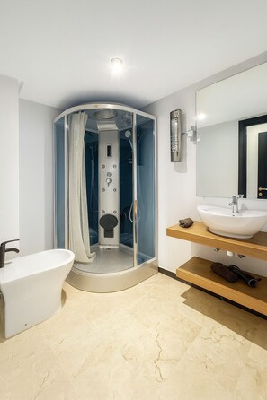 Ducha, secador de pelo, toallas, jabón