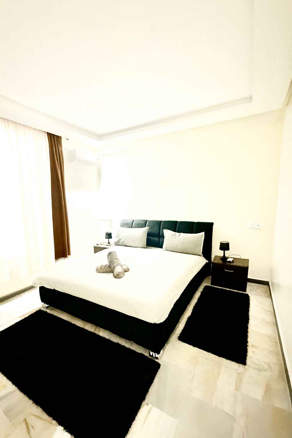 Caja de seguridad en la habitación y tabla de planchar con plancha 