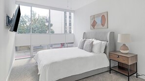 2 habitaciones, escritorio, tabla de planchar con plancha y wifi 