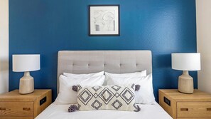 Desk, iron/ironing board, WiFi, bed sheets - Landing | Modern 1BD, Yoga Studio, Gym (Glendale)