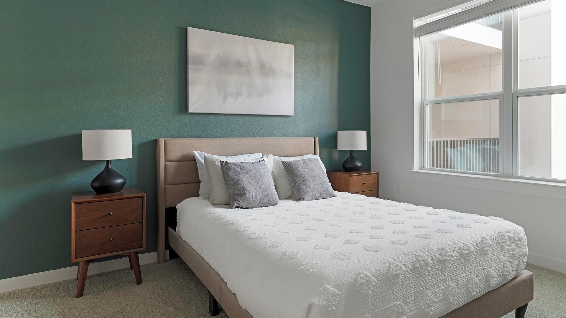 Escritorio, tabla de planchar con plancha, wifi y ropa de cama 