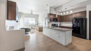 Kühlschrank, Esstisch