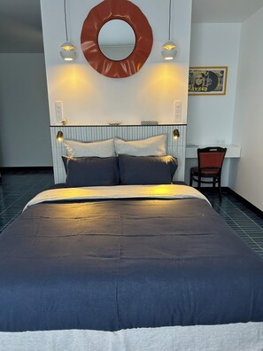 Phòng đôi Deluxe, quang cảnh hồ bơi | Két bảo mật tại phòng, màn/rèm cản sáng, phòng cách âm 