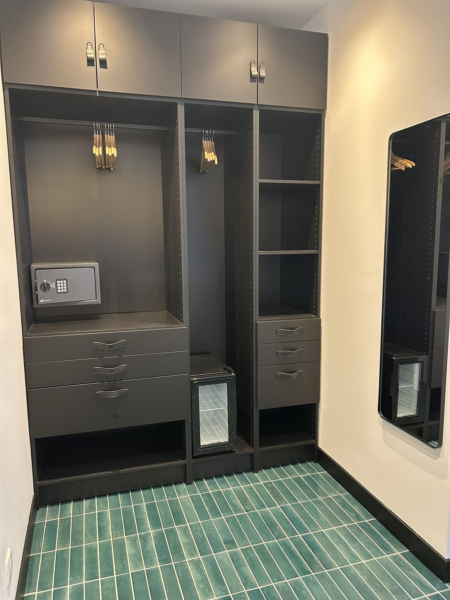 Suite ejecutiva, baño privado | Minibar, caja fuerte, cortinas opacas y sistema de insonorización