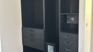 Dobbeltrom – deluxe, bassengutsikt | Safe på rommet, blendingsgardiner, lydisolert og strykejern/-brett