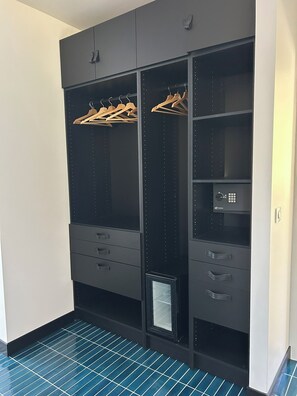 Deluxe-Doppelzimmer, Poolblick | Zimmersafe, Verdunkelungsvorhänge, schallisolierte Zimmer