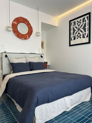 خزنة داخل الغرفة وستائر تعتيم وتجهيزات عازلة للصوت ومكواة/لوح كي