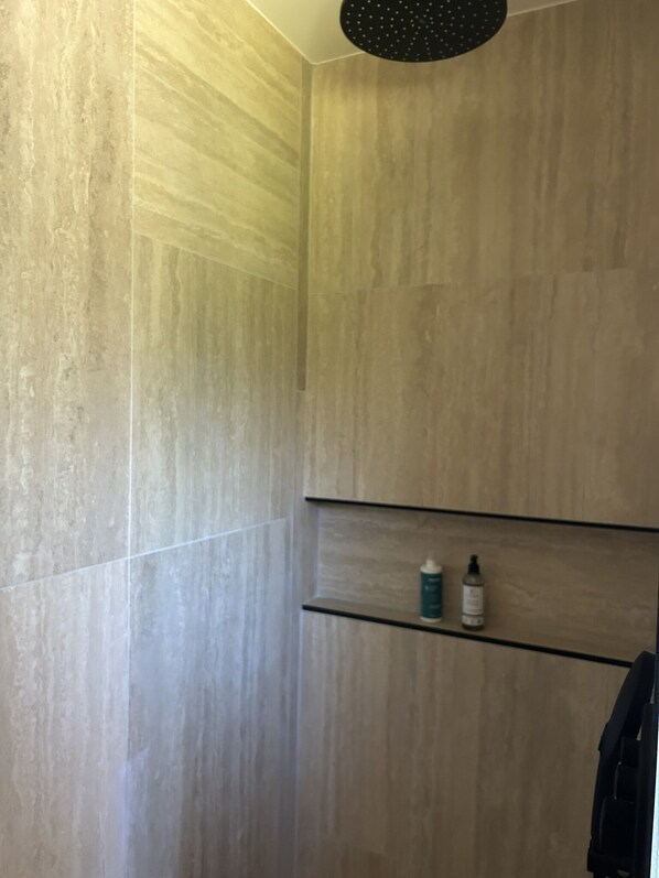 Deluxe Double Room, Pool View | Bathroom - Villa Terra Alba (Le Lavandou)