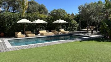 季节性开放的室外游泳池