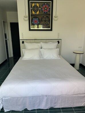 Executive Suite, Ensuite | Minibar, in-room safe, blackout drapes, soundproofing - Villa Terra Alba (Le Lavandou)