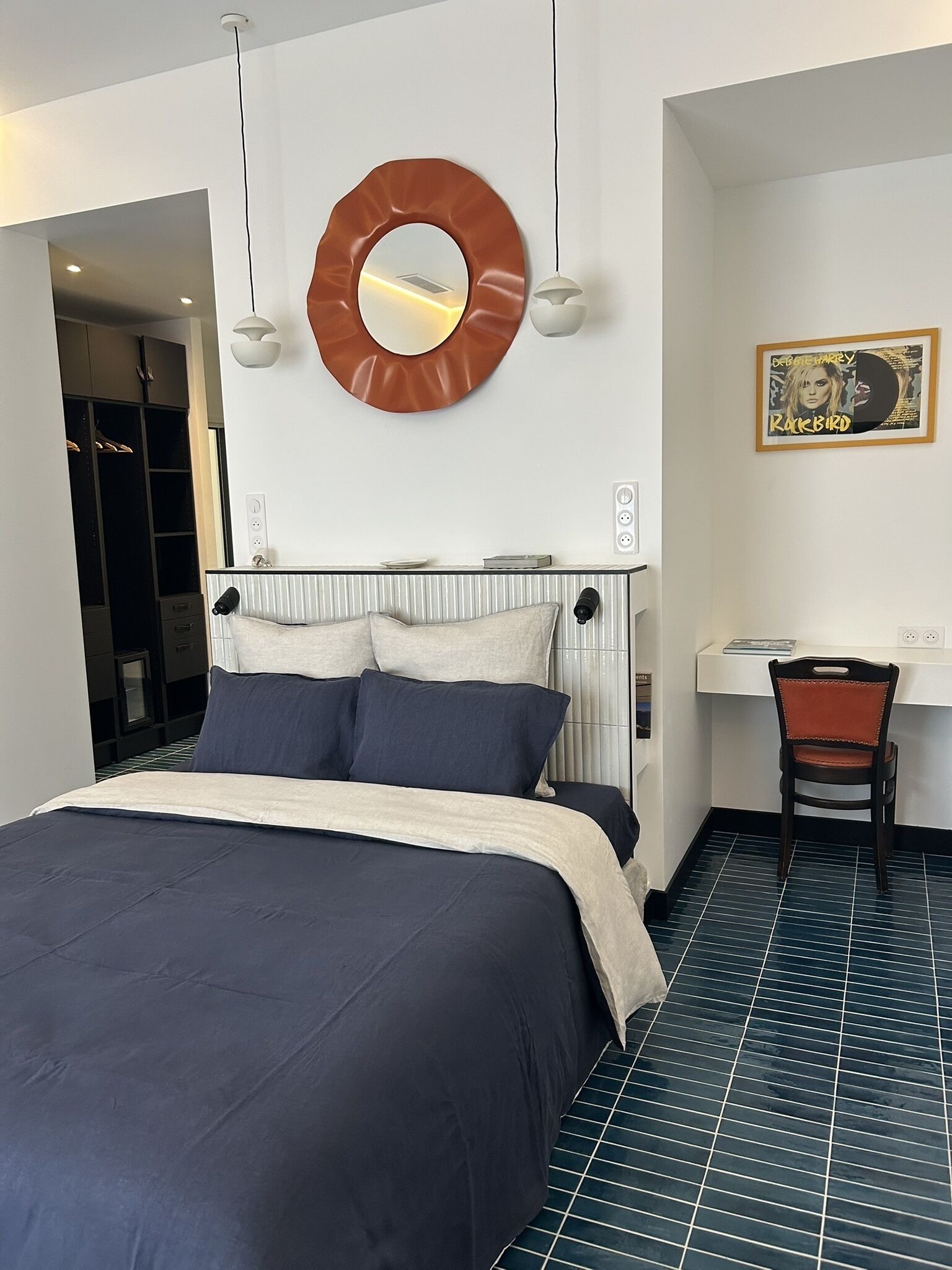 Suite – superior, eget bad, bassengutsikt | Minibar, safe på rommet, blendingsgardiner og lydisolert