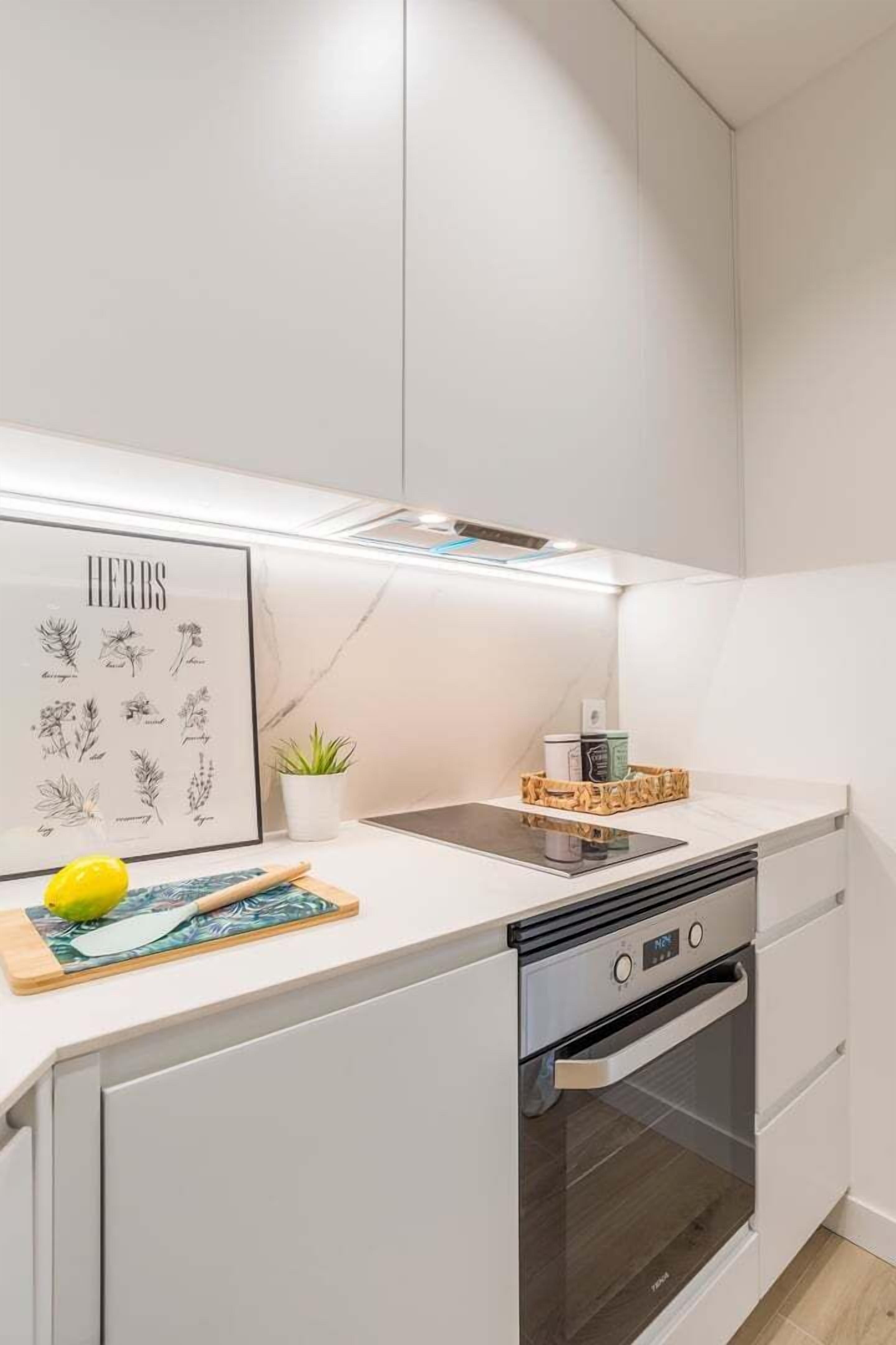 Frigorífico, microondas, horno y cafetera o tetera