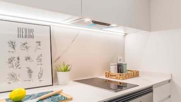 Een koelkast, een magnetron, een oven, een koffiezetapparaat/waterkoker