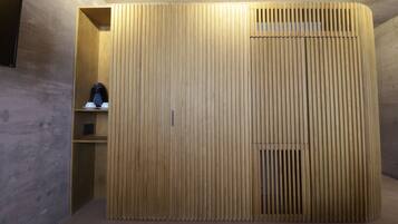 Rom – junior | Safe på rommet og wi-fi (inkludert)