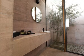 Standard Studio Suite | Bathroom